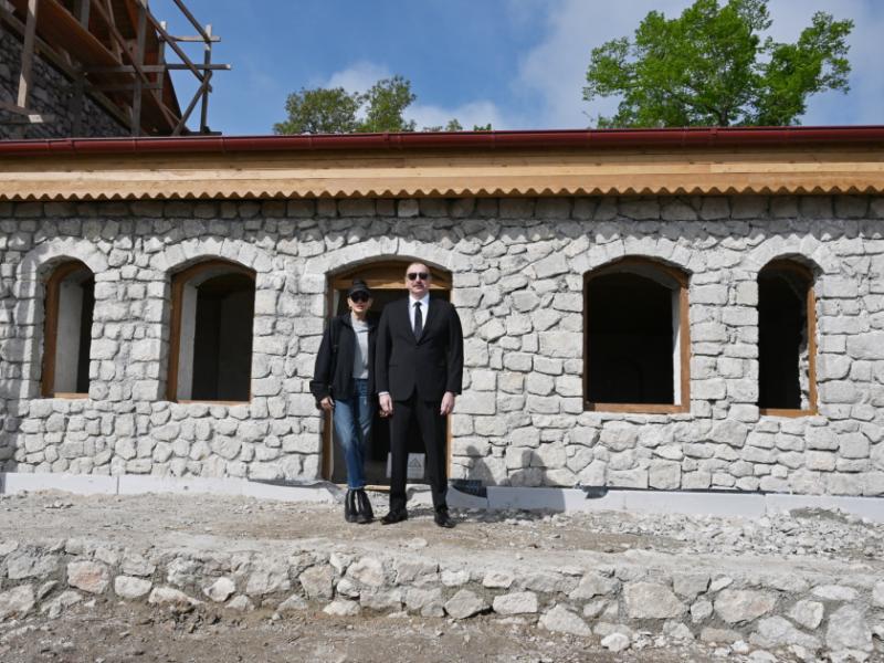 Президент Ильхам Алиев и первая леди Мехрибан Алиева ознакомились с реставрационными работами в доме-музее Узеира Гаджибейли в Шуше