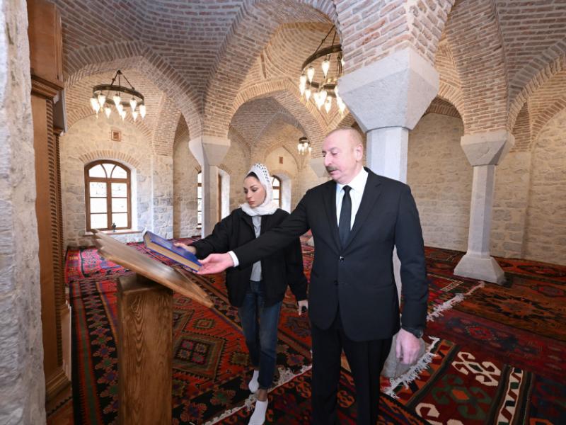 Президент Ильхам Алиев и первая леди Мехрибан Алиева приняли участие в открытии после реставрации мечети Мамайы