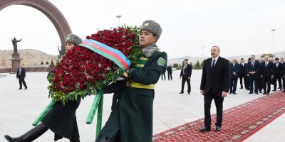 Prezident İlham Əliyev Aşqabadda “Xalq xatirəsi” memorial kompleksini ziyarət edib