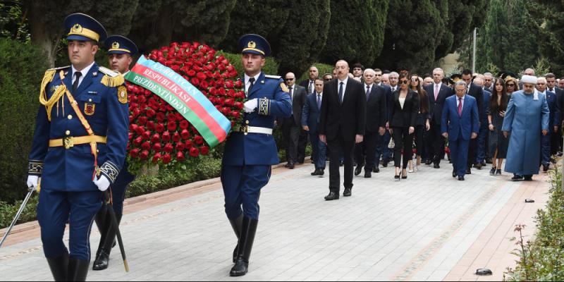 Prezident İlham Əliyev Fəxri xiyabanda ulu öndər Heydər Əliyevin məzarını ziyarət edib 