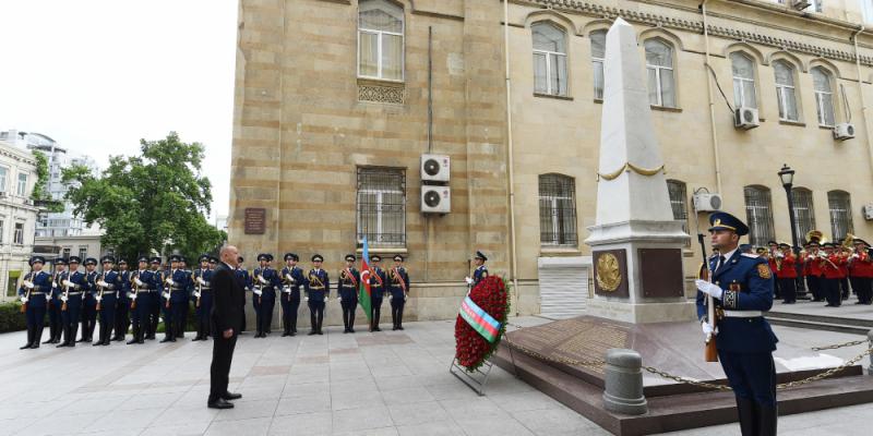 Prezident İlham Əliyev Azərbaycan Xalq Cümhuriyyətinin şərəfinə ucaldılmış abidəni ziyarət edib