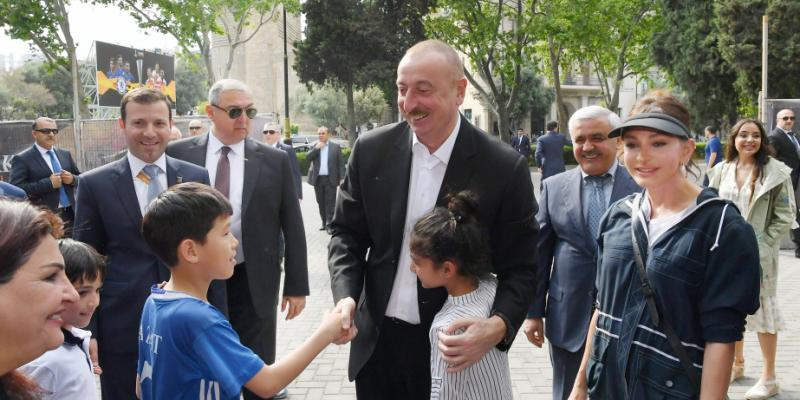 Prezident İlham Əliyev Dənizkənarı Milli Parkda gəzintiyə çıxıb