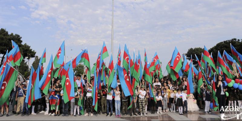 Bulvarda fləşmob – “Himnimizi bir yerdə oxuyaq”