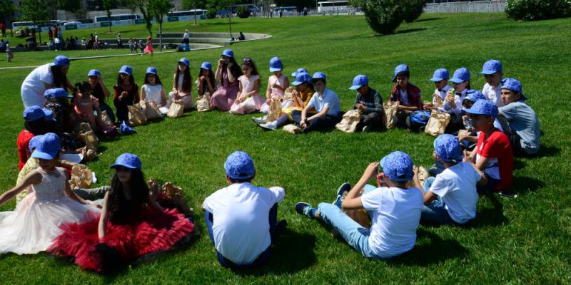 Heydər Əliyev Mərkəzinin parkında Uşaq festivalı keçirilib