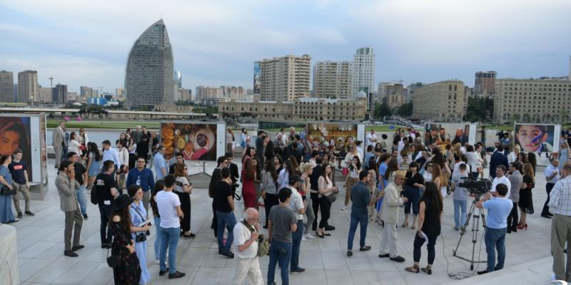 Heydər Əliyev Mərkəzinin parkında Reza Deqatinin “Odun ruhu. Vizual səyahətə dəvət” sərgisi açılıb