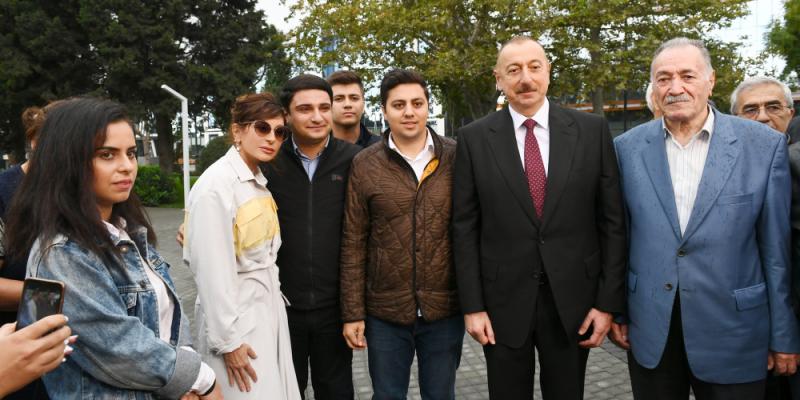 Prezident İlham Əliyev Bakının Atatürk prospektində yerləşən parkda əsaslı yenidənqurmadan sonra yaradılan şəraitlə tanış olub