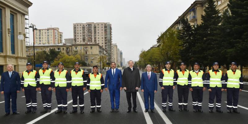 Prezident İlham Əliyev paytaxtın Şəfayət Mehdiyev küçəsinin Tbilisi prospektindən Landau küçəsinədək olan hissəsində yenidənqurmadan sonra görülən işlərlə tanış olub 