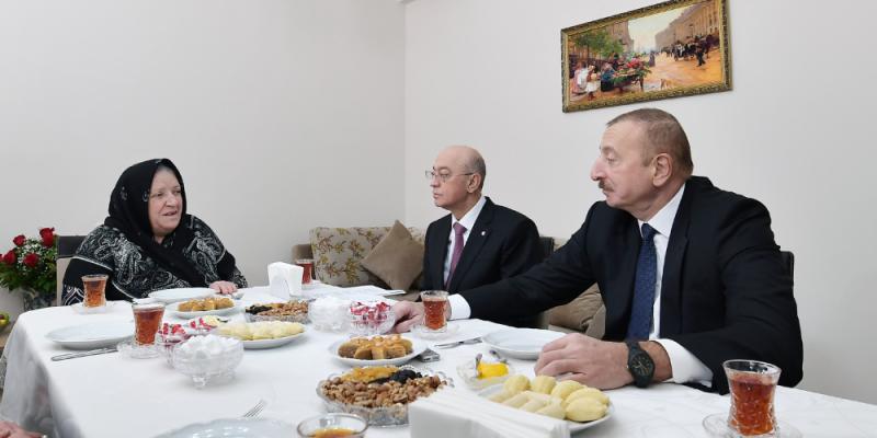 Ознакомление с условиями, созданными в новом здании, построенном для семей, пострадавших в результате землетрясения в Шамах