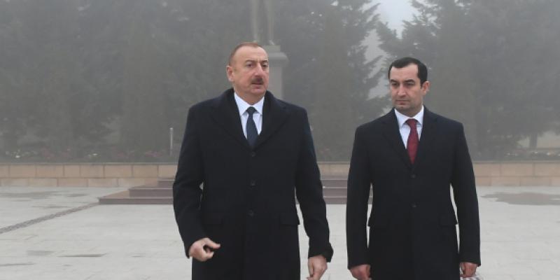 Посещение памятника великому лидеру Гейдару Алиеву