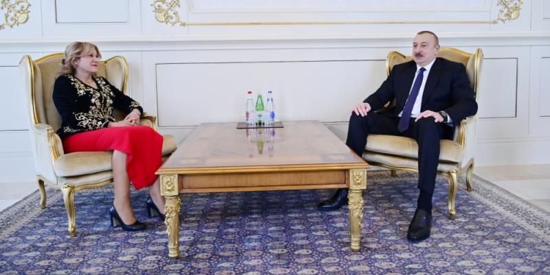 Президент Ильхам Алиев принял верительные грамоты новоназначенного посла Алжира в Азербайджане