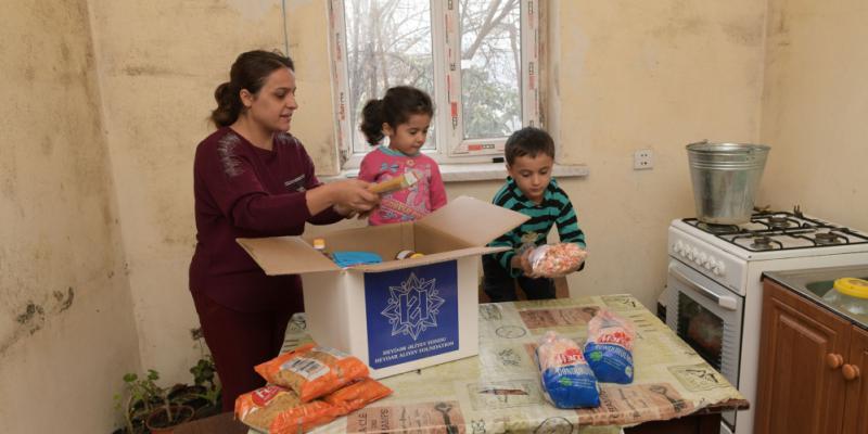 По инициативе Фонда Гейдара Алиева малообеспеченные семьи получают праздничные подарки