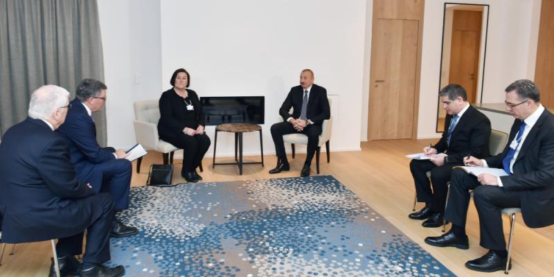 Prezident İlham Əliyev Davosda “CISCO” şirkətinin icraçı vitse-prezidenti və baş maliyyə direktoru ilə görüşüb