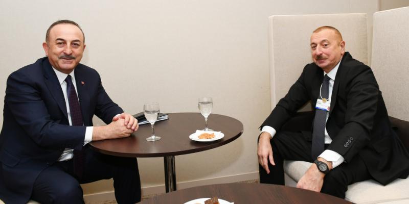 Prezident İlham Əliyev Davosda Türkiyənin Xarici İşlər naziri ilə görüşüb