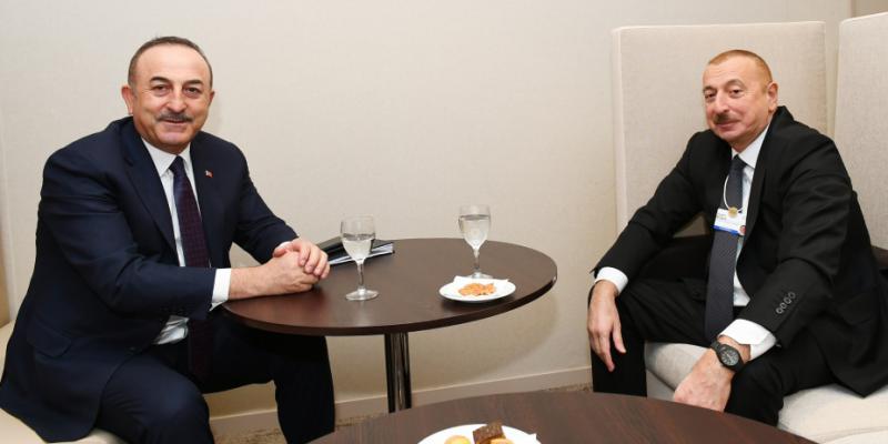 Президент Ильхам Алиев встретился в Давосе с министром иностранных дел Турции