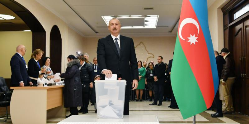 Azərbaycan Prezidenti İlham Əliyev 6 saylı seçki məntəqəsində səs verib