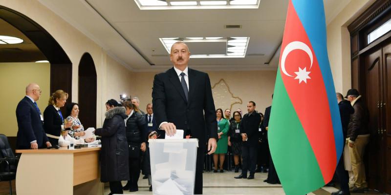 Президент Азербайджана Ильхам Алиев проголосовал на избирательном участке номер 6
