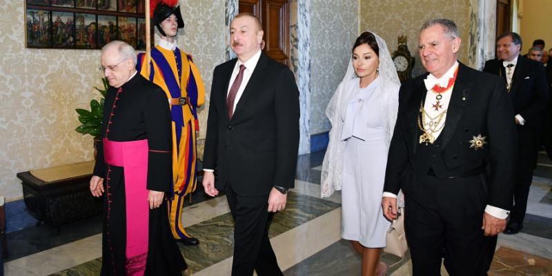 Президент Азербайджана Ильхам Алиев и первая леди Мехрибан Алиева встретились в Ватикане с Папой Франциском