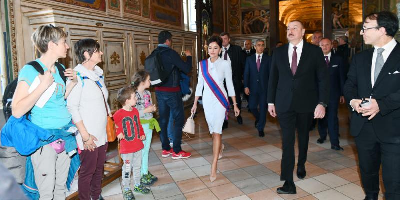 Президент Ильхам Алиев и первая леди Мехрибан Алиева ознакомились в Ватикане с Сикстинской капеллой и Собором Святого Петра