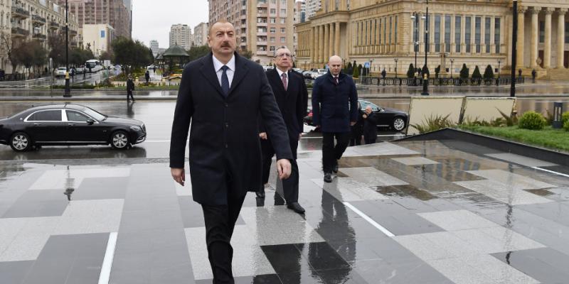 Президент Ильхам Алиев посетил новый парк, в который перенесен памятник Шаху Исмаилу Хатаи