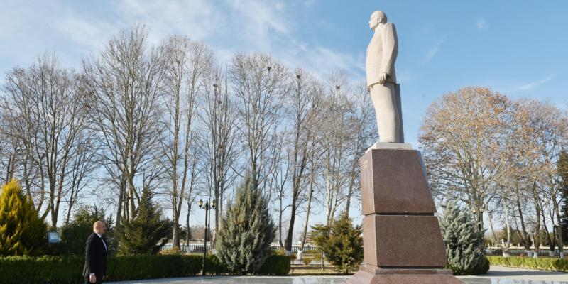 Президент Ильхам Алиев посетил в Газахе памятник великому лидеру Гейдару Алиеву