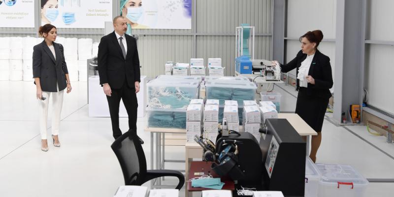 Президент Ильхам Алиев принял участие в открытии предприятия по производству медицинских масок в Сумгайытском химическом промышленном парке