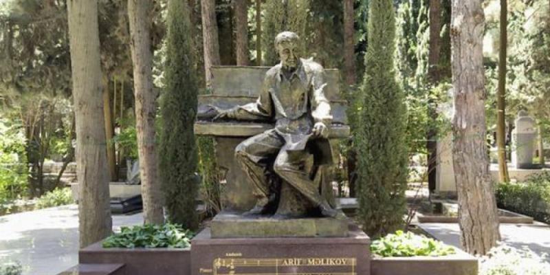 Установлен надгробный памятник академику Арифу Меликову