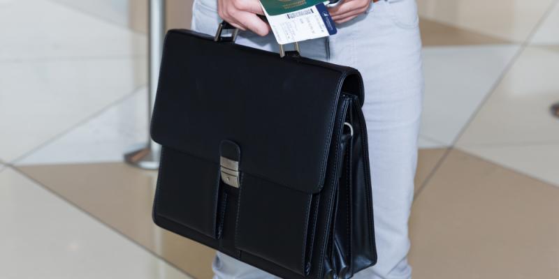 AZAL: В салон самолета разрешается брать только дамскую сумочку или мужской портфель