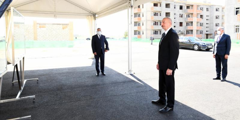 Президент Ильхам Алиев ознакомился со строительством жилого комплекса для вынужденных переселенцев в Самухском районе