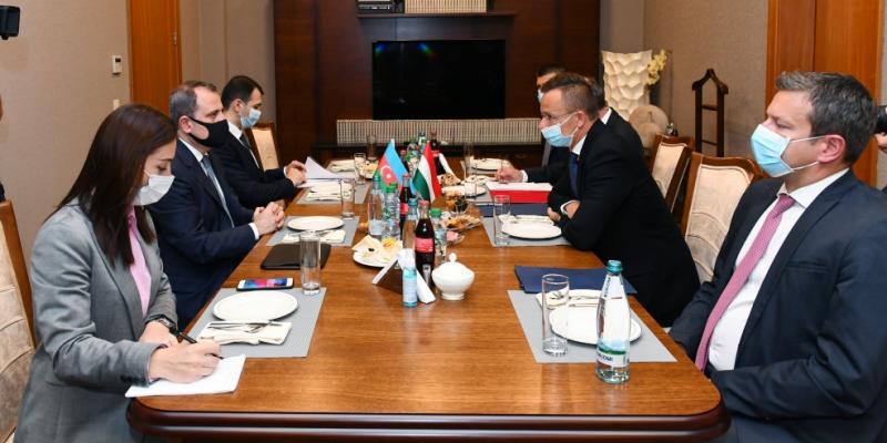 Проходит встреча в расширенном составе министров иностранных дел Азербайджана и Венгрии