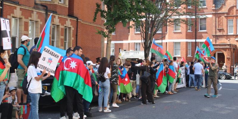 Наши соотечественники провели в Лондоне акцию протеста против военной провокации Армении на границе двух стран