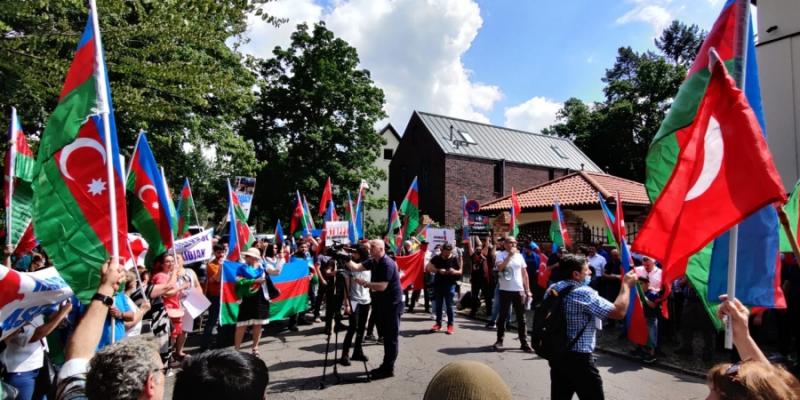 Посольство Армении в Берлине сотрясалось от лозунгов демонстрантов