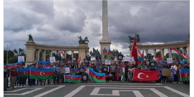 TRT şirkətinin Macarıstandakı redaksiyası Budapeştin mərkəzində keçirilən Azərbaycana dəstək mitinqindən yazıb
