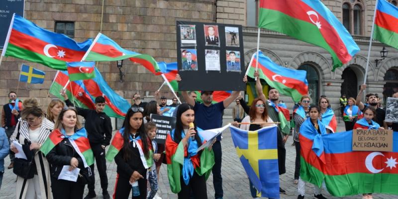 Azərbaycan diasporu Ermənistanın son təxribatlarına qarşı İsveç parlamentinin önündə etiraz aksiyası keçirib