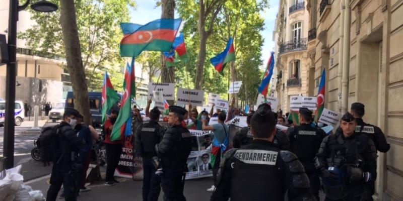 Азербайджанская диаспора провела акцию протеста перед посольством Армении в Париже