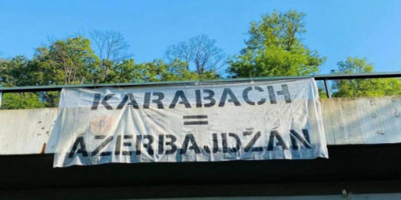 На центральном мосту Праги вывешен постер «Карабах – это Азербайджан!»