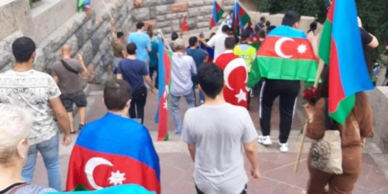 Азербайджанская община в Праге встретила армянских демонстрантов у здания посольства страны