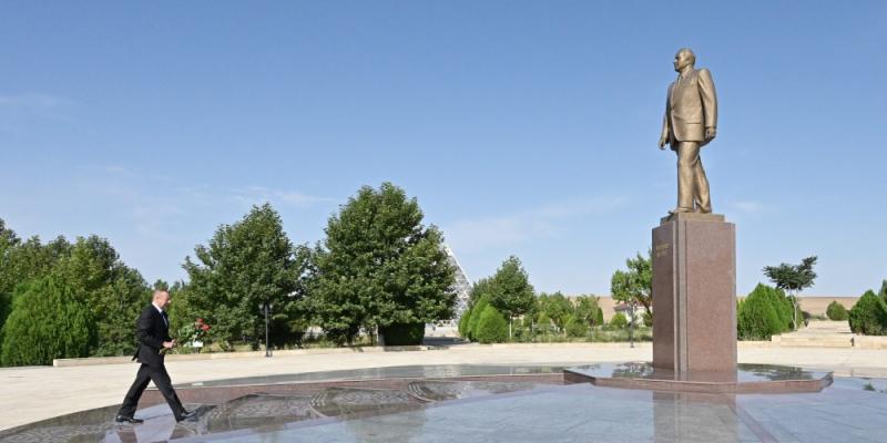 Поездка Президента Ильхама Алиева в Гобустанский район Посещение памятника великому лидеру Гейдару Алиеву