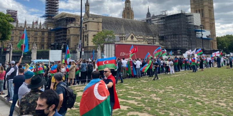 В Лондоне прошла мирная акция и шествие в связи с последней провокацией Армении против Азербайджана
