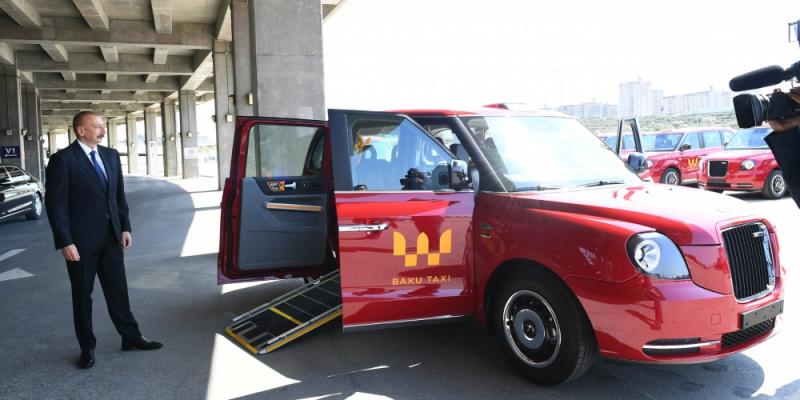 Президент Ильхам Алиев ознакомился с доставленными в Баку новыми «Лондонскими такси» модели ТХ