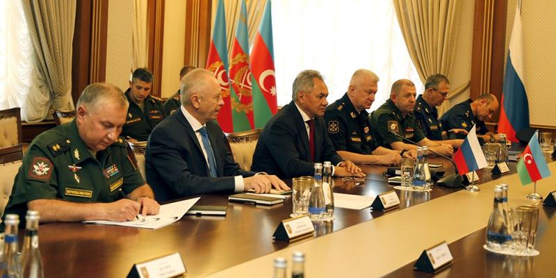 Министры обороны Азербайджана и России обсудили вопросы военного сотрудничества