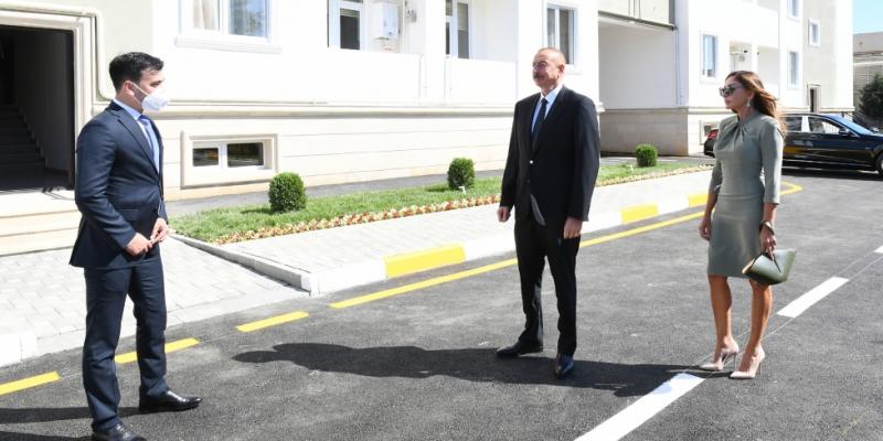 Президент Ильхам Алиев и первая леди Мехрибан Алиева приняли участие в открытии реконструированного здания общежития в Бузовне