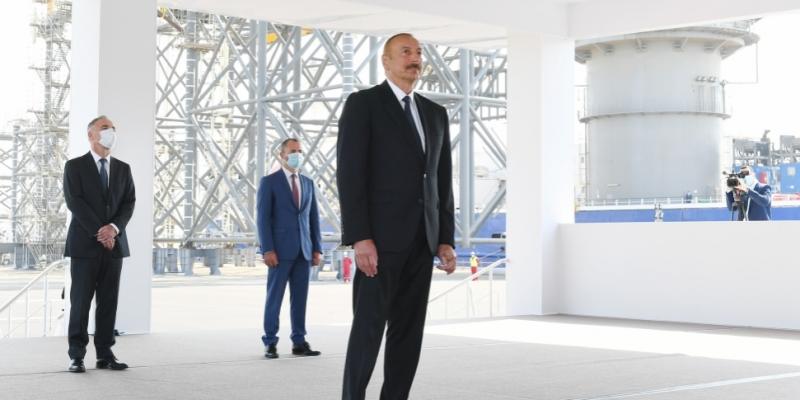 Президент Ильхам Алиев: Сегодня основная часть экономики страны связана с нефтегазовым сектором, и так будет еще долгие годы