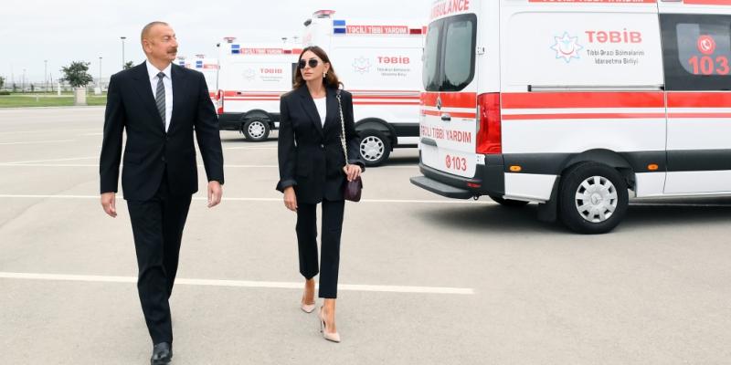 President Ilham Aliyev and first lady Mehriban Aliyeva viewed new ambulance vans delivered to Azerbaijan