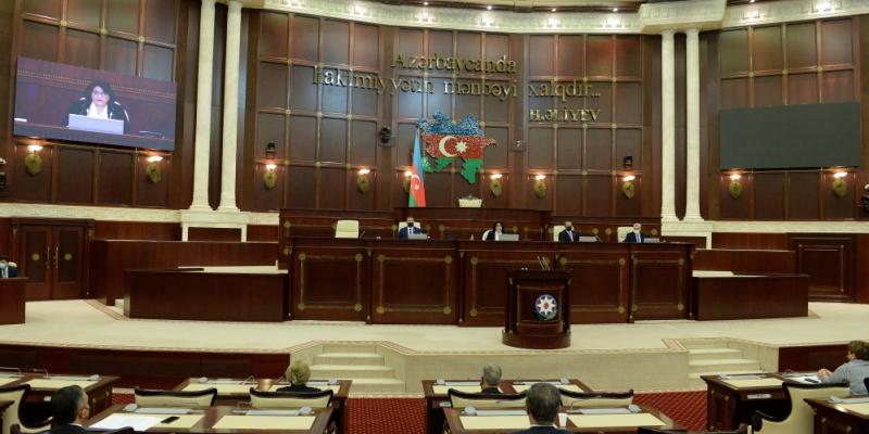 Парламент Азербайджана принял решение о введении военного положения в некоторых городах и районах