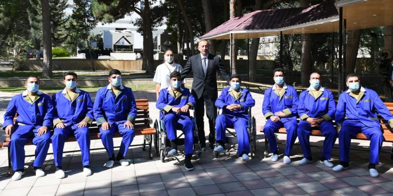 President Ilham Aliyev and first lady Mehriban Aliyeva met with wounded servicemen undergoing treatment at Central Military Clinical Hospital of Defense Ministry 