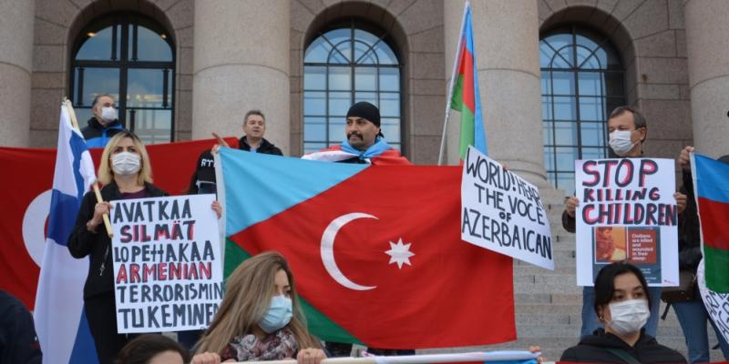 Azərbaycan diasporu Finlandiya parlamentinin qarşisında dinc aksiya keçirib