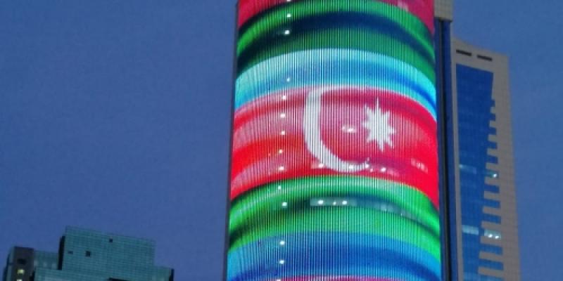 Nur-Sultan şəhərinin ən hündür binalarından biri Azərbaycan bayrağının rəngləri ilə işıqlandırılıb