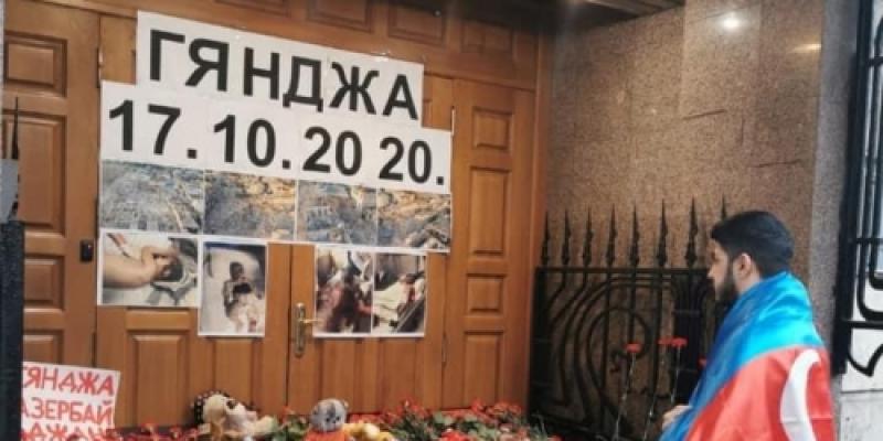 У посольства Азербайджана в Москве проходит акция памяти жертв обстрела города Гянджи вооруженными силами Армении