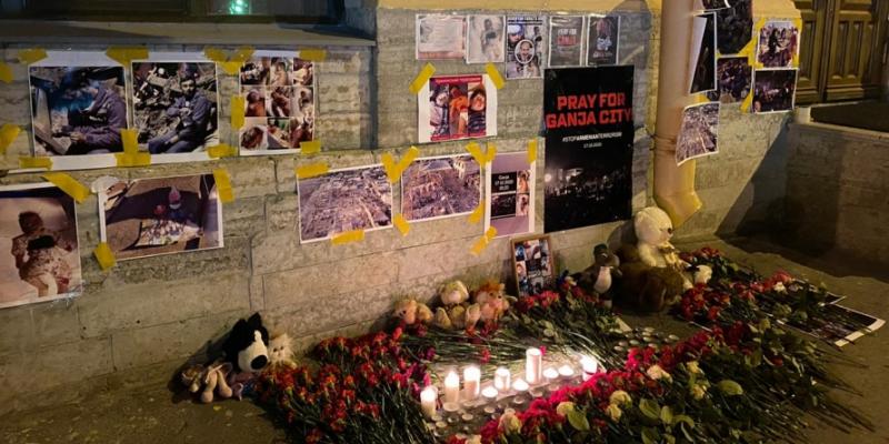 Петербуржцы несут цветы к зданию генерального консульства Азербайджана