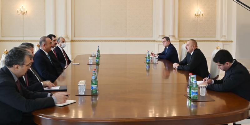 Президент Ильхам Алиев принял делегацию во главе с министром иностранных дел Турции